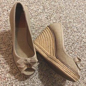 ✖️SOLD✖️Like-New Tory Burch Jackie Peeptoe Esparille Wedge - Linen - Size 7.5